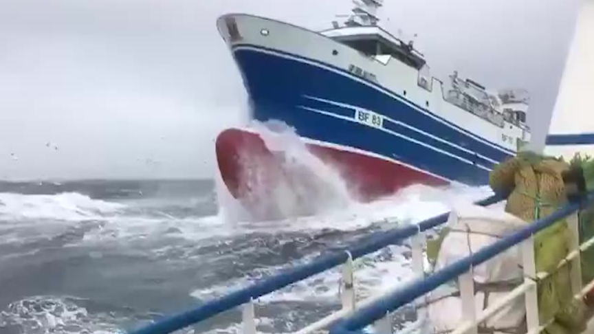 小船大战大西洋风浪,《老人与海》既视感来了!
